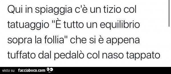 Qui in spiaggia c'è un tizio col tatuaggio è tutto un equilibrio sopra