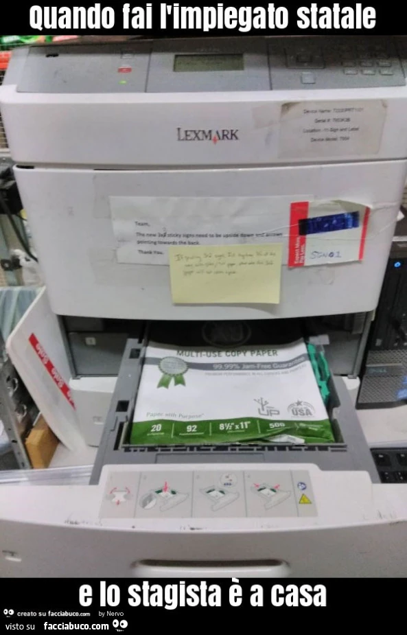 Quando fai l'impiegato statale e lo stagista è a casa
