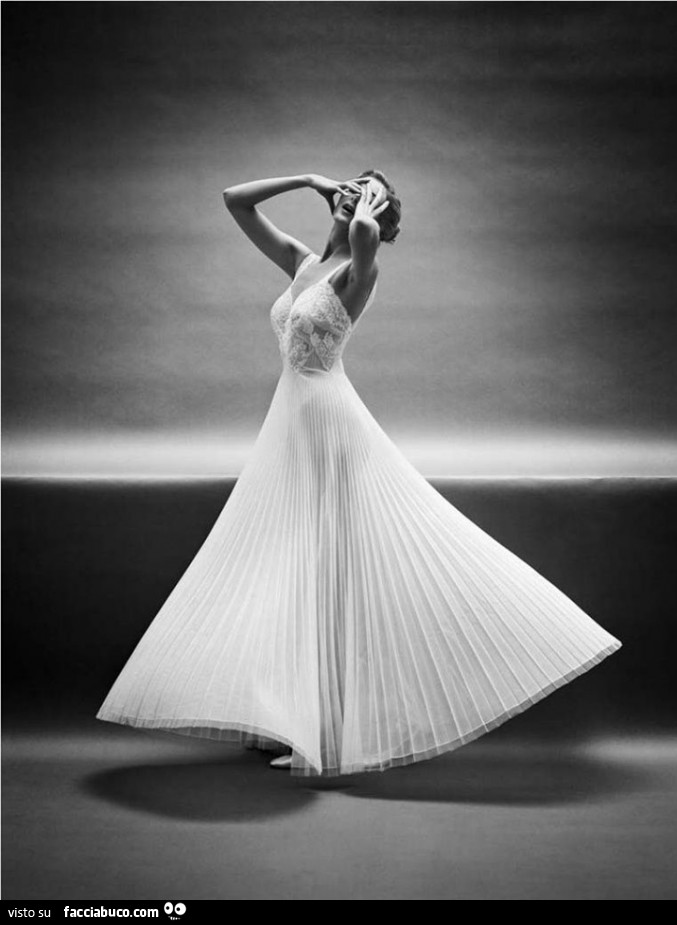 Un'immagine ricca di grazia e delicatezza scattata da Mark Shaw per Vanity Fair Lingere nel 1953. La meravigliosa modella è Carmen Dell'Orefice
