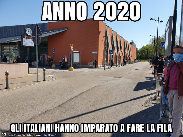 Anno 2020 gli italiani hanno imparato a fare la fila