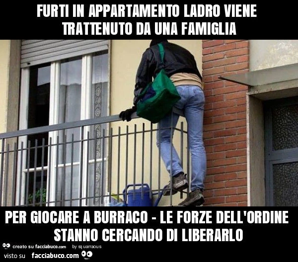 Furti in appartamento ladro viene trattenuto da una famiglia per giocare a burraco - le forze dell'ordine stanno cercando di liberarlo