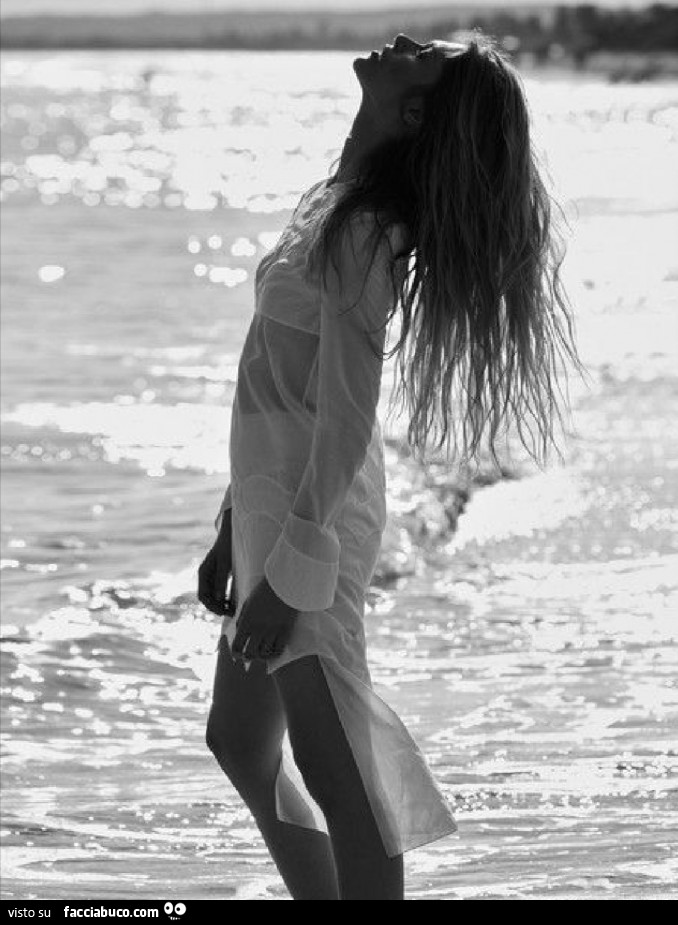 Donna spiaggia mare sole vento gambe capelli