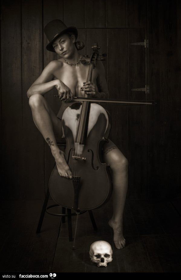 Nuda suona la chitarra
