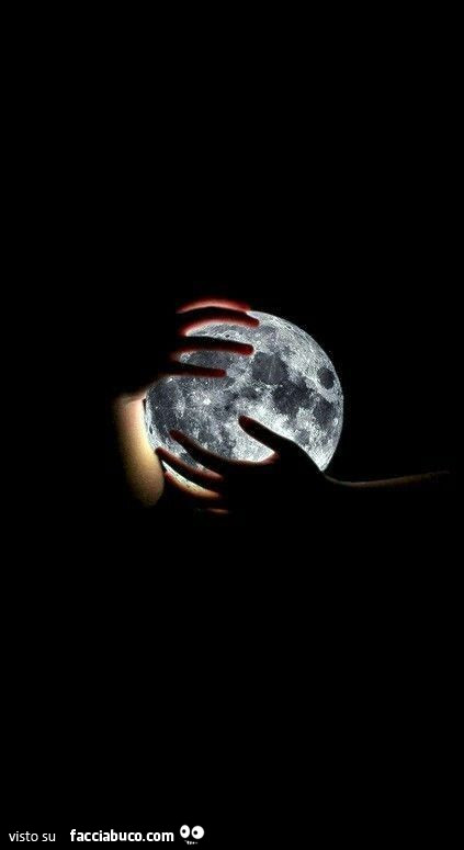 La luna tra le mani