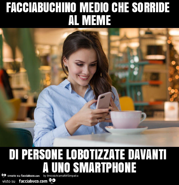 Facciabuchino medio che sorride al meme di persone lobotizzate davanti a uno smartphone
