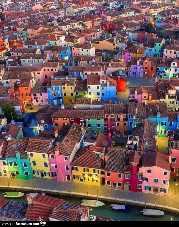La bellissima cittadina di Burano, Venezia