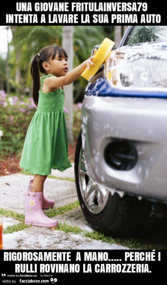 Una giovane fritulainversa79 intenta a lavare la sua prima auto rigorosamente a mano… perché i rulli rovinano la carrozzeria