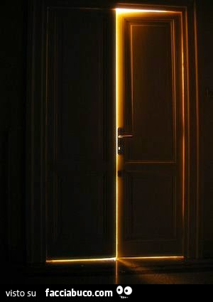 Porta che si apre