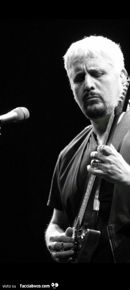 Pino Daniele suona il basso
