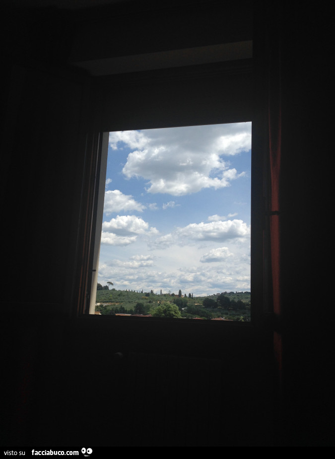 Paesaggio nuvoloso dalla finestra