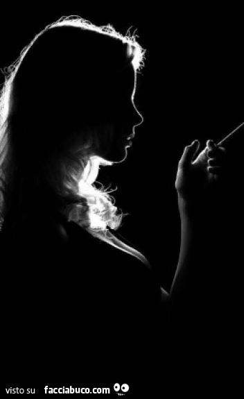 Donna in penombra di profilo