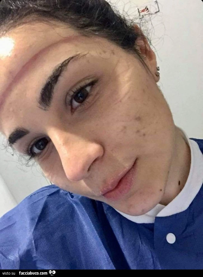 È da solo 4 mesi che mi sono laureata e dopo circa un mese ho firmato il mio primo contratto di lavoro. Mi hanno assegnata al reparto di malattie infettive e ho avuto tanta paura, anche la mia mamma non era tanto felice. Inizio a lavorare e scopro che in 