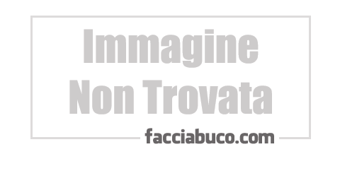 Uomo che si veste