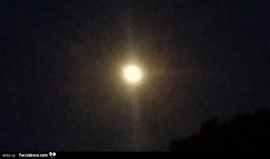 Luna fioca in cielo