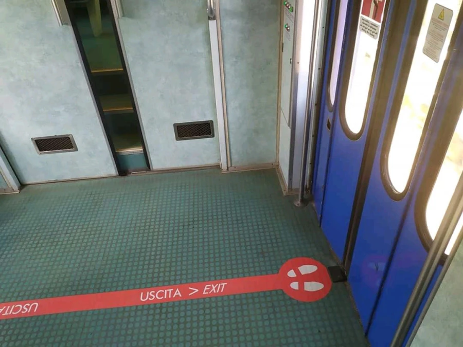 Task force adesivi su treni