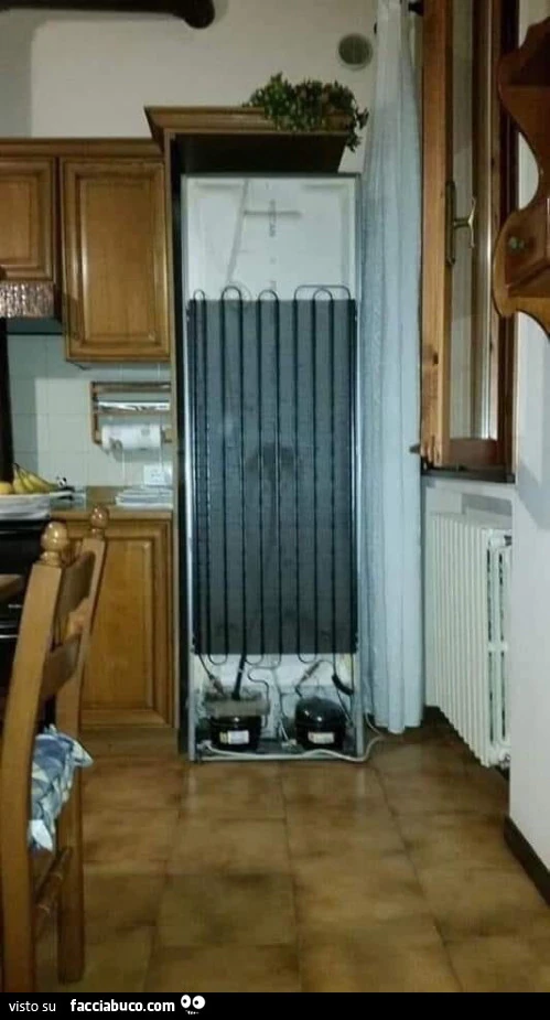 Gira il frigo per non mangiare
