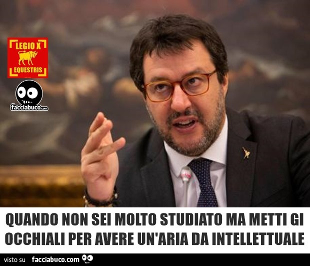 Quando non sei molto studiato e metti gli occhioli per avere un'aria da intellettuale