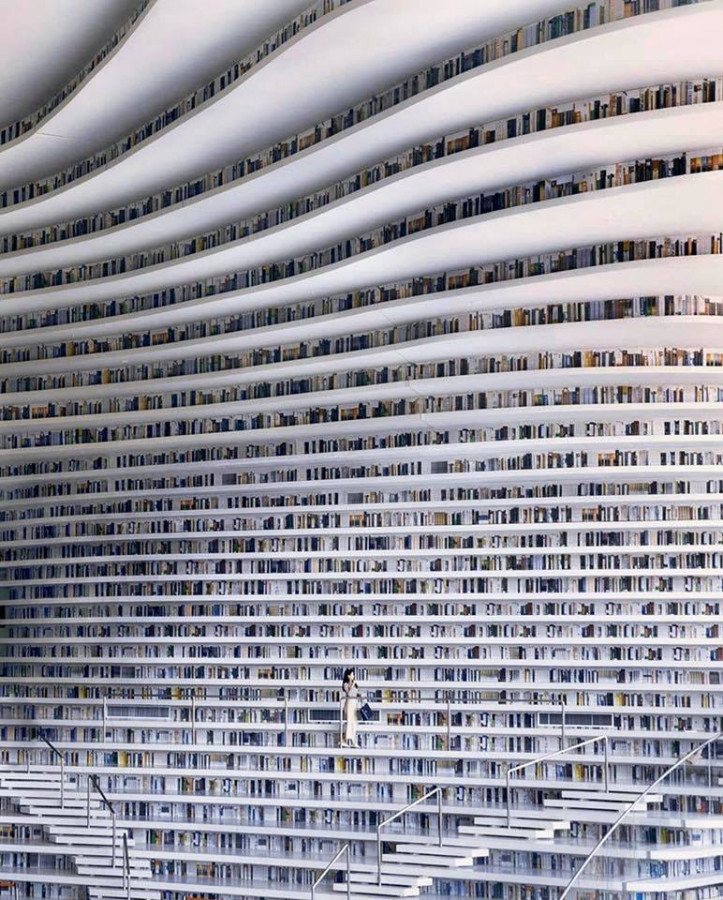 Binhai Library, Tianjin, China Ph. Alex Qian è la più grande biblioteca del mondo con oltre 1,2 milioni di libri. In media ogni fine settimana 15.000 persone visitano la biblioteca