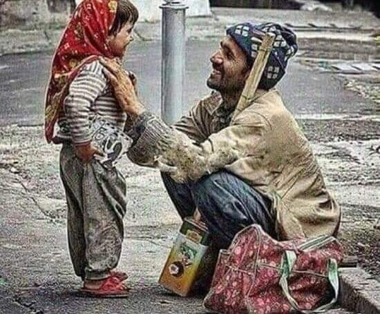 Le due facce della povertà: la bambina vede suo padre come un Re e, per suo padre, lei è la sua Principessa: questo è quello che il denaro non può comprare