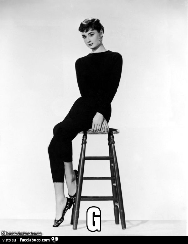 Audrey Hepburn con le ballerine ai piedi