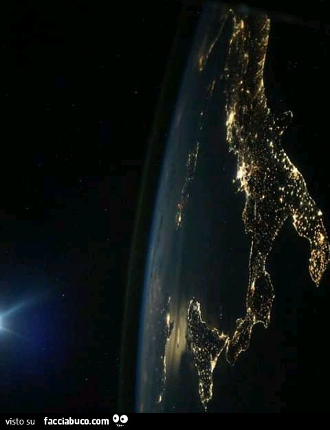 Italia di notte dal satellite