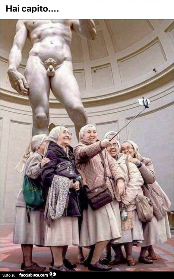 Selfie di gruppo sotto il David
