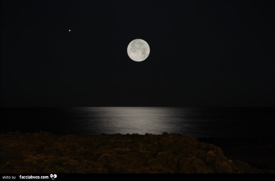 Notte con luna piena sul mare