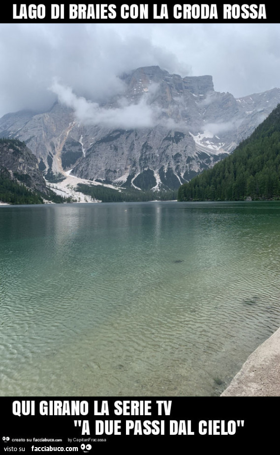 Lago di braies con la croda rossa qui girano la serie tv "a due passi dal cielo"