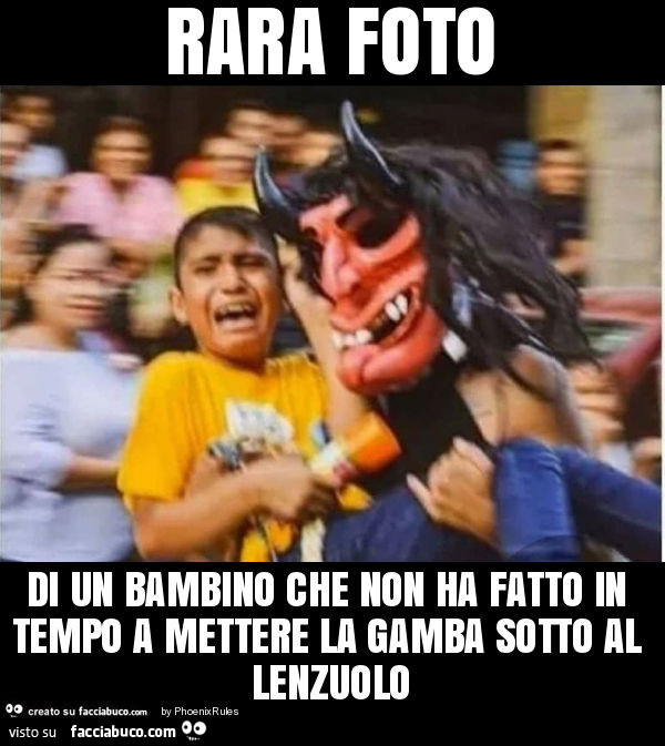 Rara foto di un bambino che non ha fatto in tempo a mettere la gamba sotto al lenzuolo