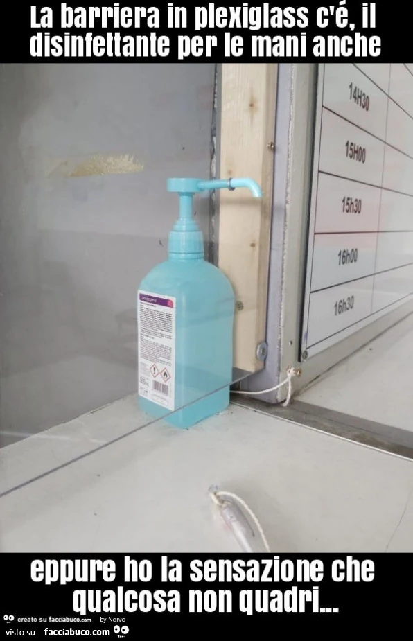 La barriera in plexiglass c'รฉ, il disinfettante per le mani anche eppure ho la sensazione che qualcosa non quadri