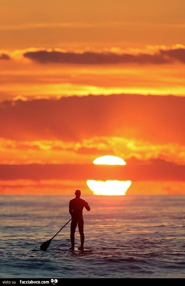 Remando al tramonto