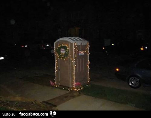 Bagno chimico addobbato per natale