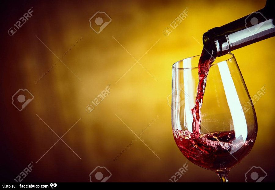 Versando vino rosso nel bicchiere