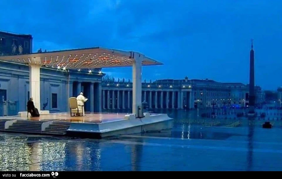 Papa Francesco in preghiera a Roma