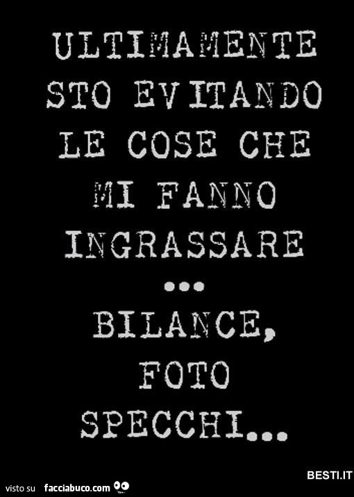 Sto evitando le cose fanno ingrassare bilance, foto specchi…
