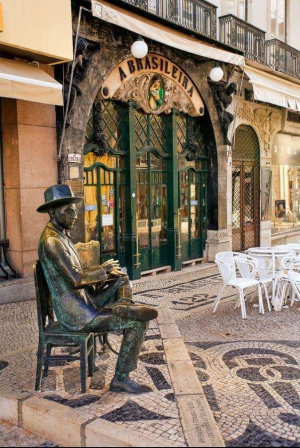 Statua di F. Pessoa