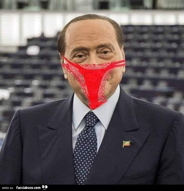 Berlusconi con le mutandine rosse al posto della mascherina