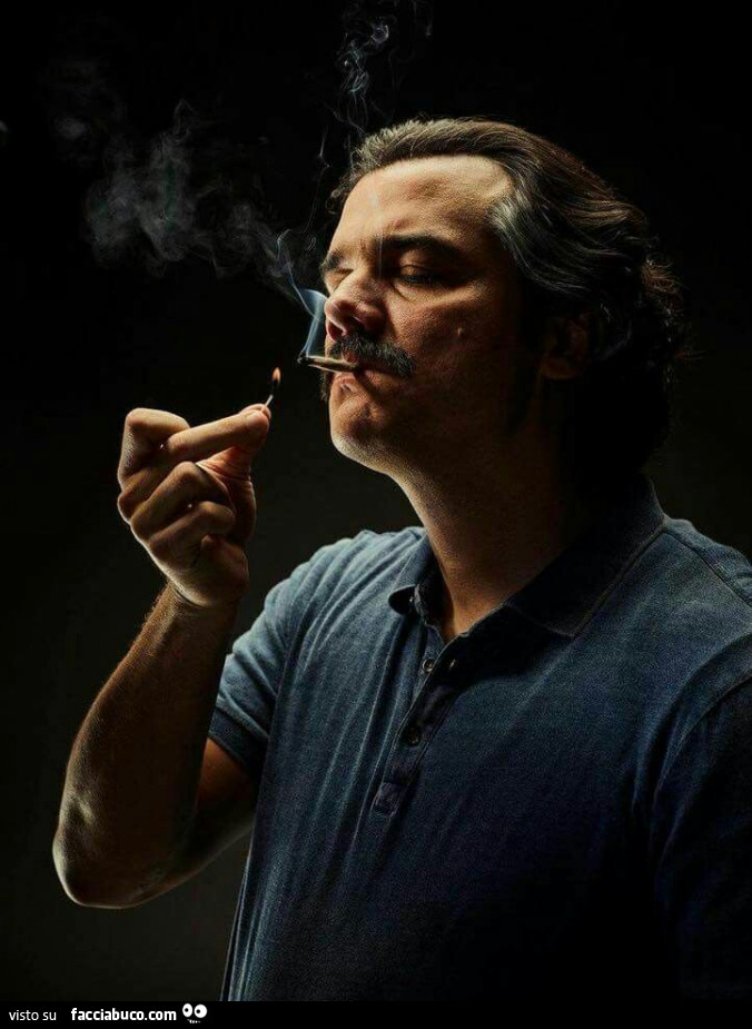 Pablo Escobar si accende una sigaretta