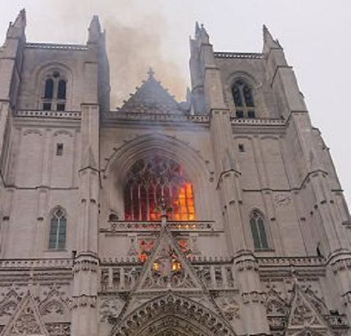 Cattedrale di Nantes a fuoco
