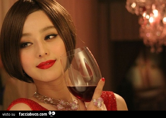 Donna elegante e vino rosso