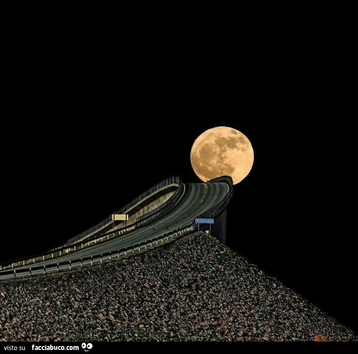 Luna oltre la strada